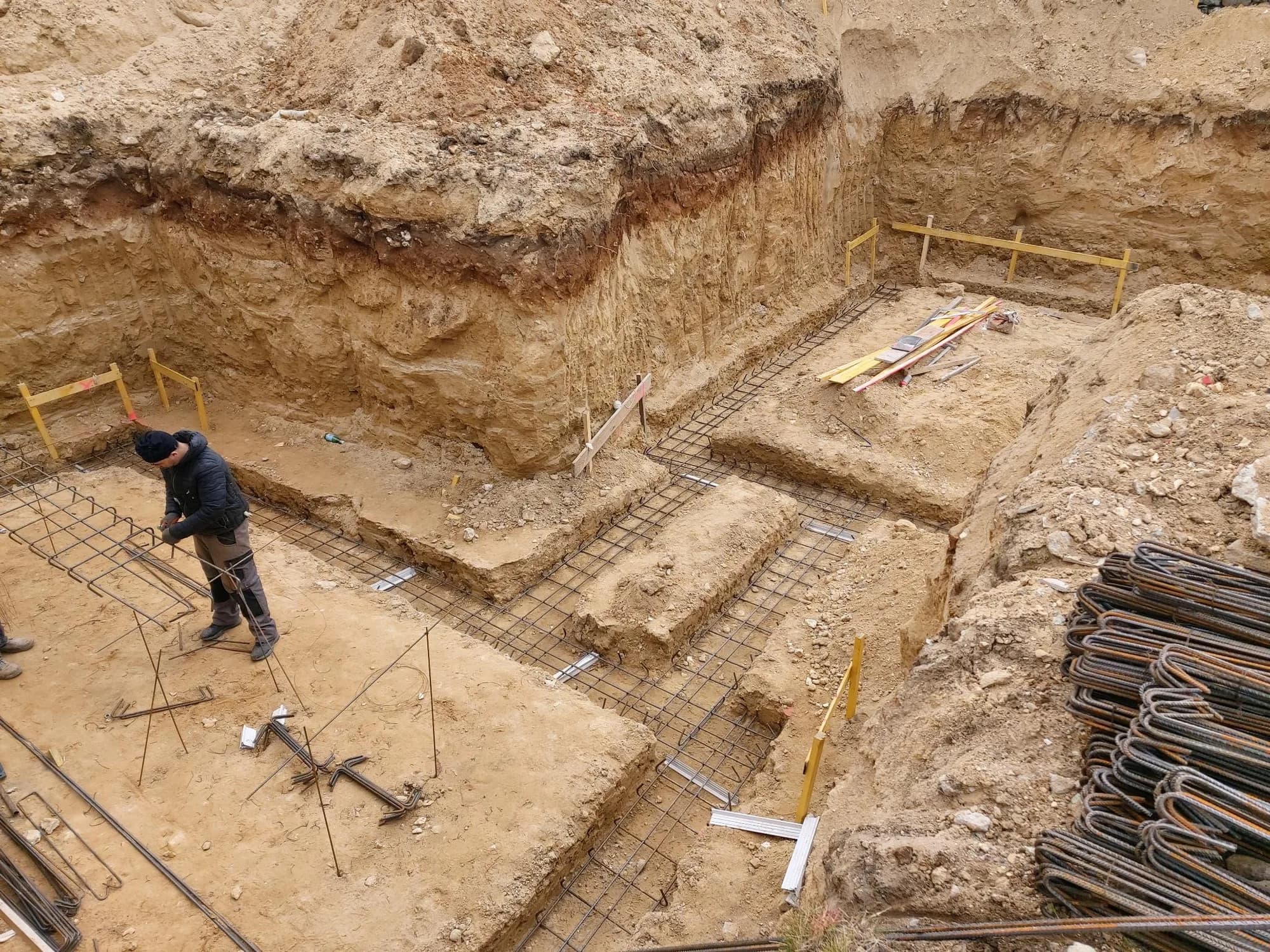 Vue plongeante sur les fouilles de fondation d'une maison avec armatures en attente