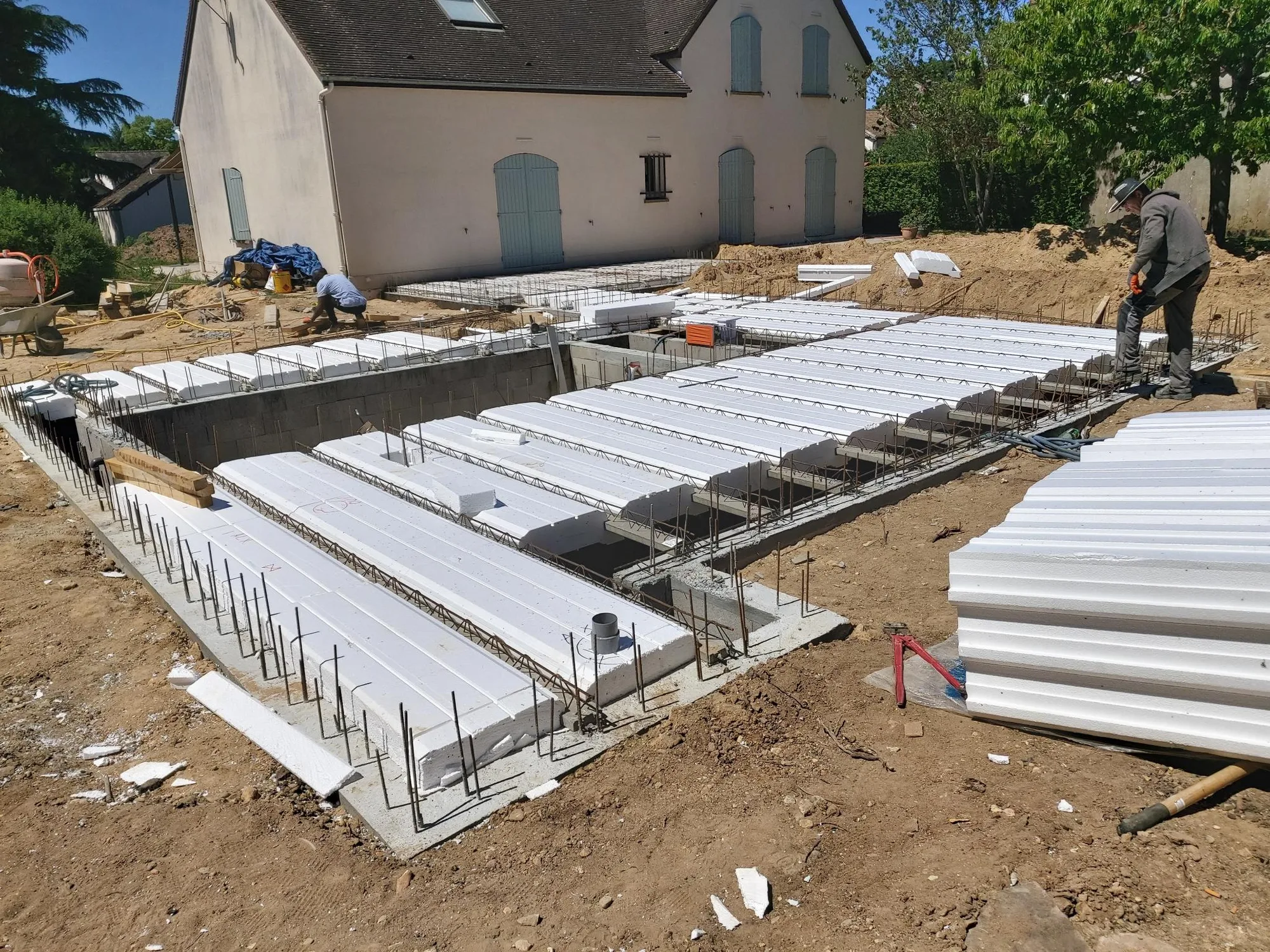 Plancher poutrelles-hourdis en polystyrène posé sur vide sanitaire