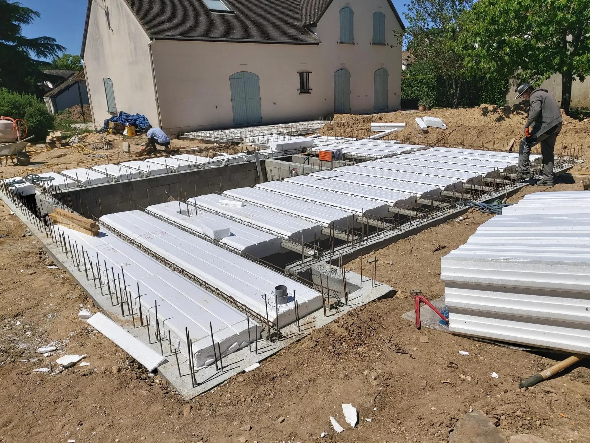Plancher poutrelles-hourdis en polystyrène posé sur vide sanitaire